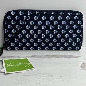 Vera Bradley Travel Organizer in Nantucket Navy. NWT